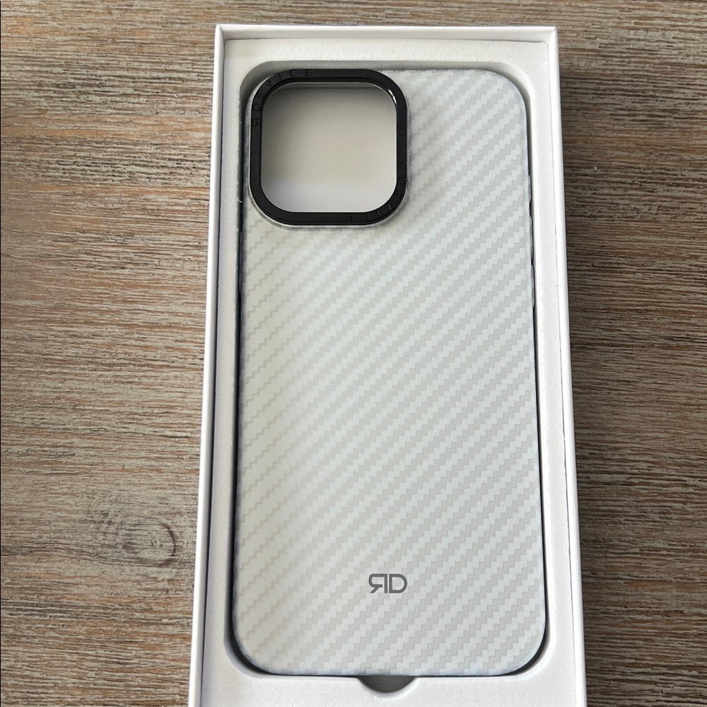RD DEVICE RD Case V3 White Carbon Fiber Phone Case for 16 Pro Max - Picture 3 of 4